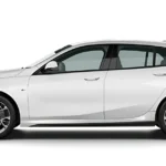 Zijaanzicht van de BMW 1 Serie 2025 met nieuwe proporties en M Sport styling