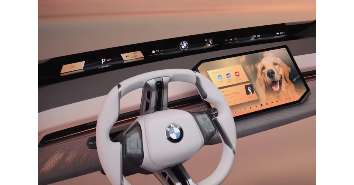 Close-up weergave van BMW's witte stuurwiel en centraal display met multimedia-interface in warme verlichtingssfeer