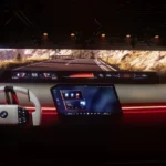 BMW's nieuwe Panoramisch Vision systeem toont bergroute simulatie met rode ambianceverlichting op CES