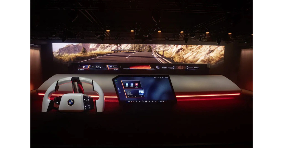 BMW's nieuwe Panoramisch Vision systeem toont bergroute simulatie met rode ambianceverlichting op CES