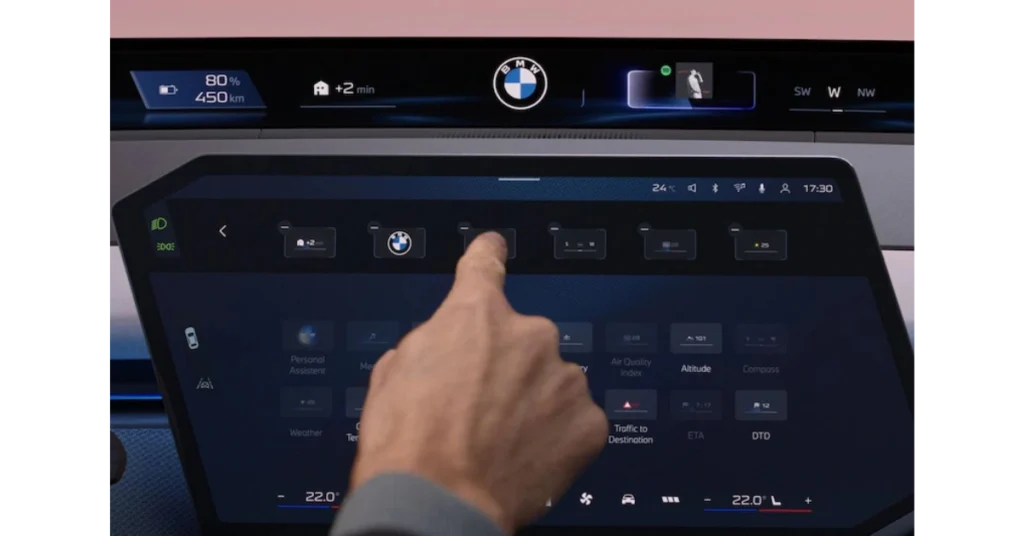 Het nieuwe centrale touchscreen display met meerdere widgets en het innovatieve pilaar-tot-pilaar displayssysteem