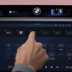 Het nieuwe centrale touchscreen display met meerdere widgets en het innovatieve pilaar-tot-pilaar displayssysteem