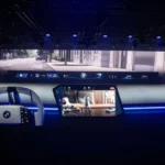 BMW's nieuwe iDrive systeem demonstreert entertainment mogelijkheden met pilaar-tot-pilaar display