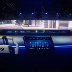 Stedelijke omgeving demonstratie van BMW's Panoramisch Vision met blauwe ambianceverlichting en widget-interface