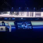 Een close-up van het BMW iDrive conceptdashboard, met een groot, gebogen scherm en een futuristisch stuurwiel.