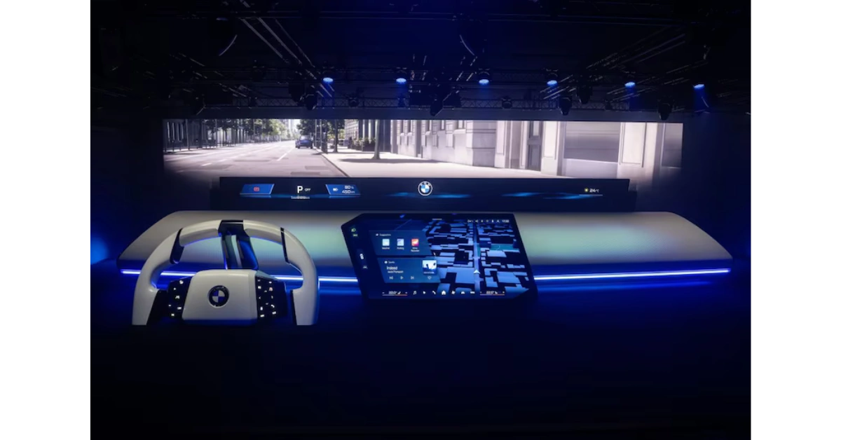 Een close-up van het BMW iDrive conceptdashboard, met een groot, gebogen scherm en een futuristisch stuurwiel.