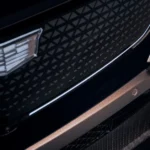 Detailopname van de Black Crystal Shield grille en Cadillac embleem