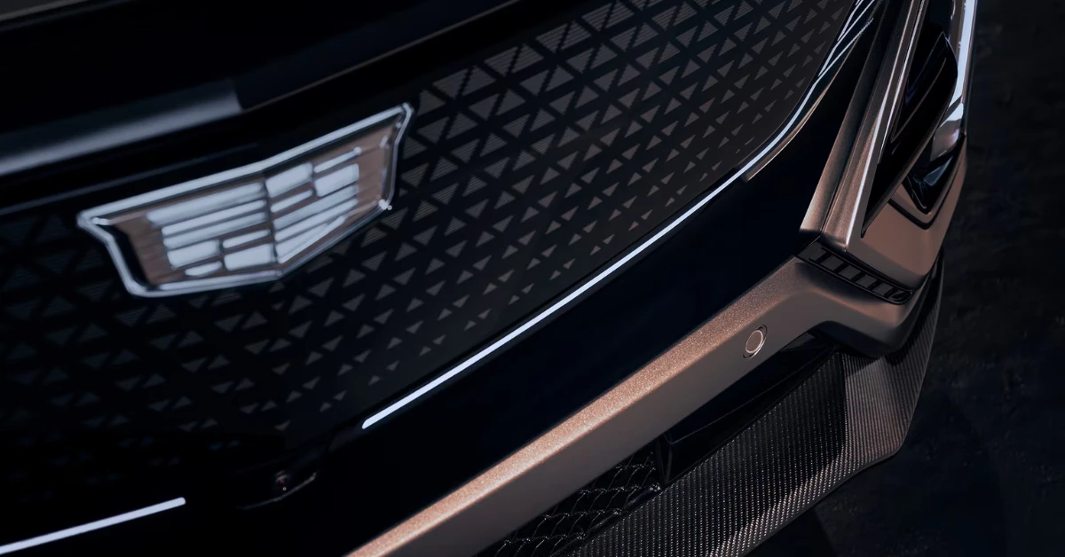 Detailopname van de Black Crystal Shield grille en Cadillac embleem