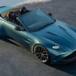 De 2025 Aston Martin Vantage Roadster toont zijn gesculpteerde motorkap en onderscheidende ontwerpelementen vanuit een verhoogd perspectief