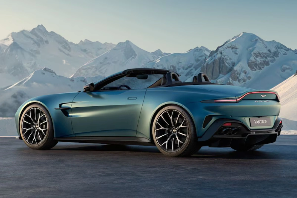 Het achterontwerp van de Vantage Roadster met geïntegreerde spoiler en karakteristieke LED-achterlichten tegen een dramatische bergachtergrond
