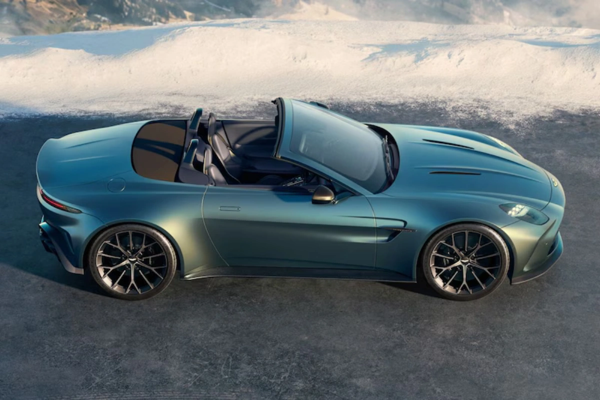 Bovenshot die de perfecte proporties van de Vantage Roadster benadrukt tegen een bergachtig landschap