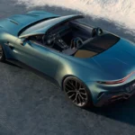 Verhoogd achteraanzicht dat het vakmanschap van het interieur en de externe proporties van de Vantage Roadster onthult
