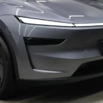 Close-up van de voorzijde van de 2025 Model Y met nieuwe LED-lichtstrip, aerodynamische ventilatieopeningen en frontcamera-integratie