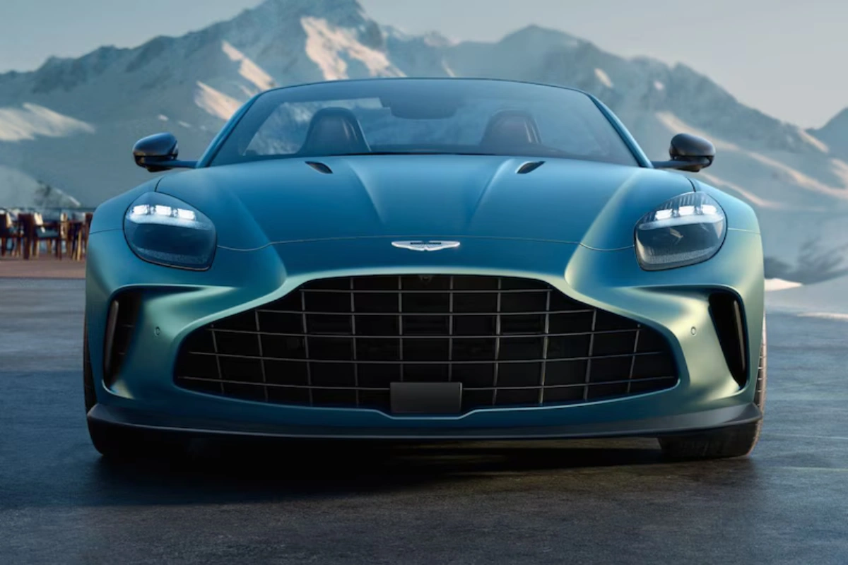 Het opvallende frontaanzicht van de Vantage Roadster met zijn vergrote karakteristieke grille en geavanceerde LED-koplamptechnologie