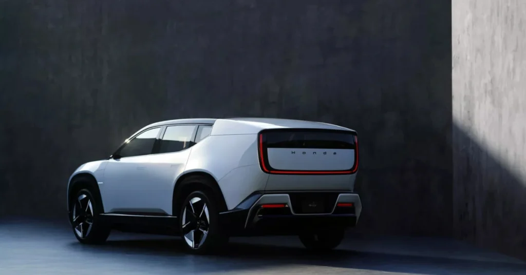 Achter driekwart aanzicht van de Honda 0 SUV met zijn kenmerkende U-vormige achterlichten en sterke karakterlijnen