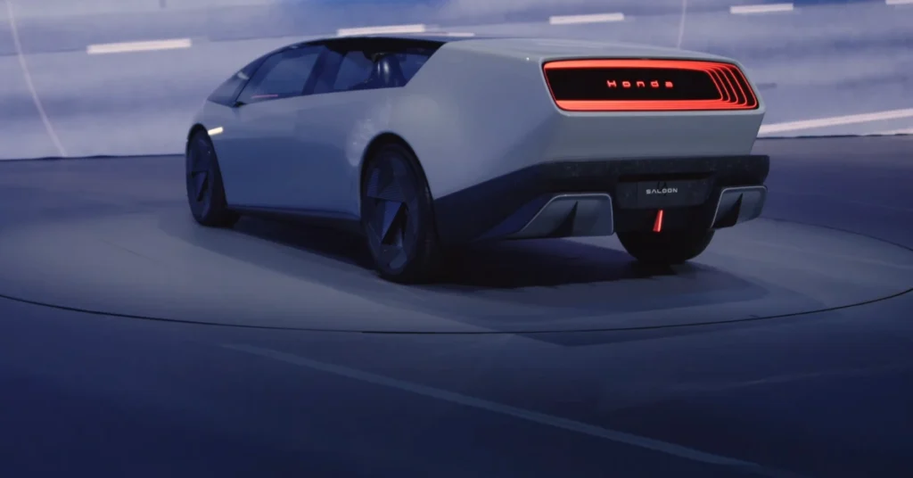 Dynamisch achteraanzicht van de Honda 0 Saloon met Lamborghini-geïnspireerde designelementen en kenmerkende lichthandtekening