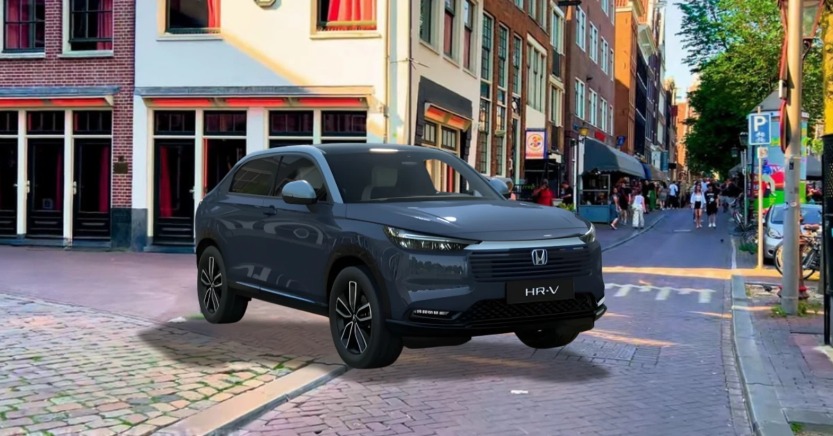 De nieuwe Honda HR-V 2025 getoond in een typisch Amsterdamse straat