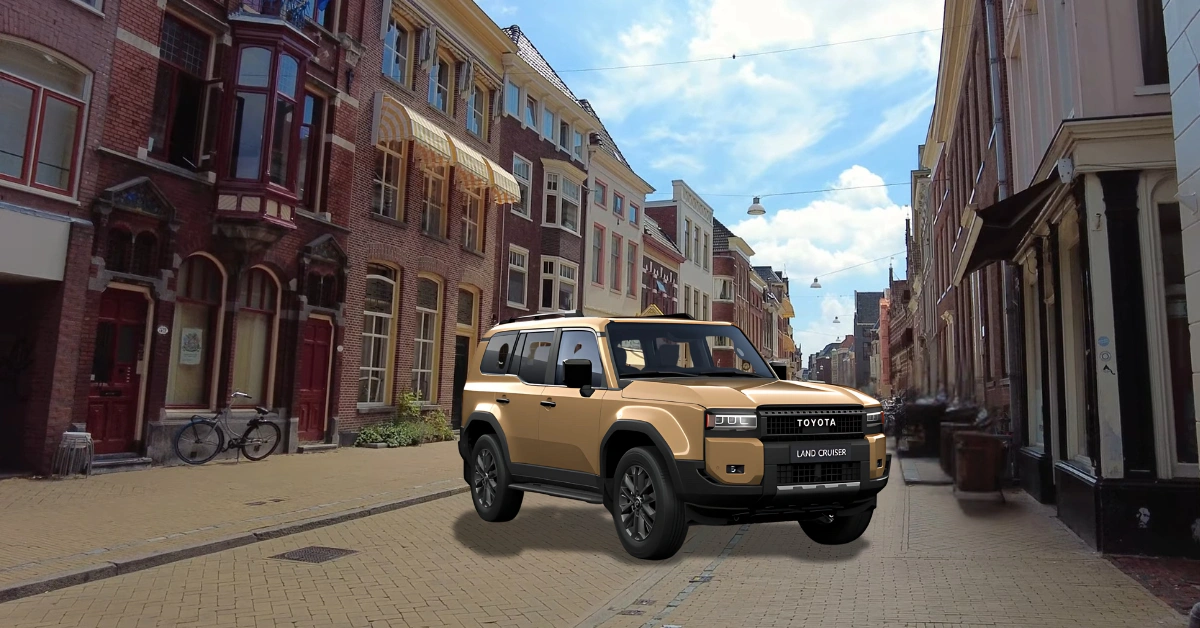 Land Cruiser 2025 in zandkleur getoond in een traditionele Nederlandse straatscène