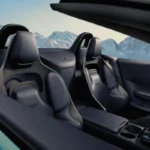 Het prestatiegericht interieur van de Vantage Roadster met sportstoelen met geïntegreerde hoofdsteunen en geborduurde Aston Martin vleugels