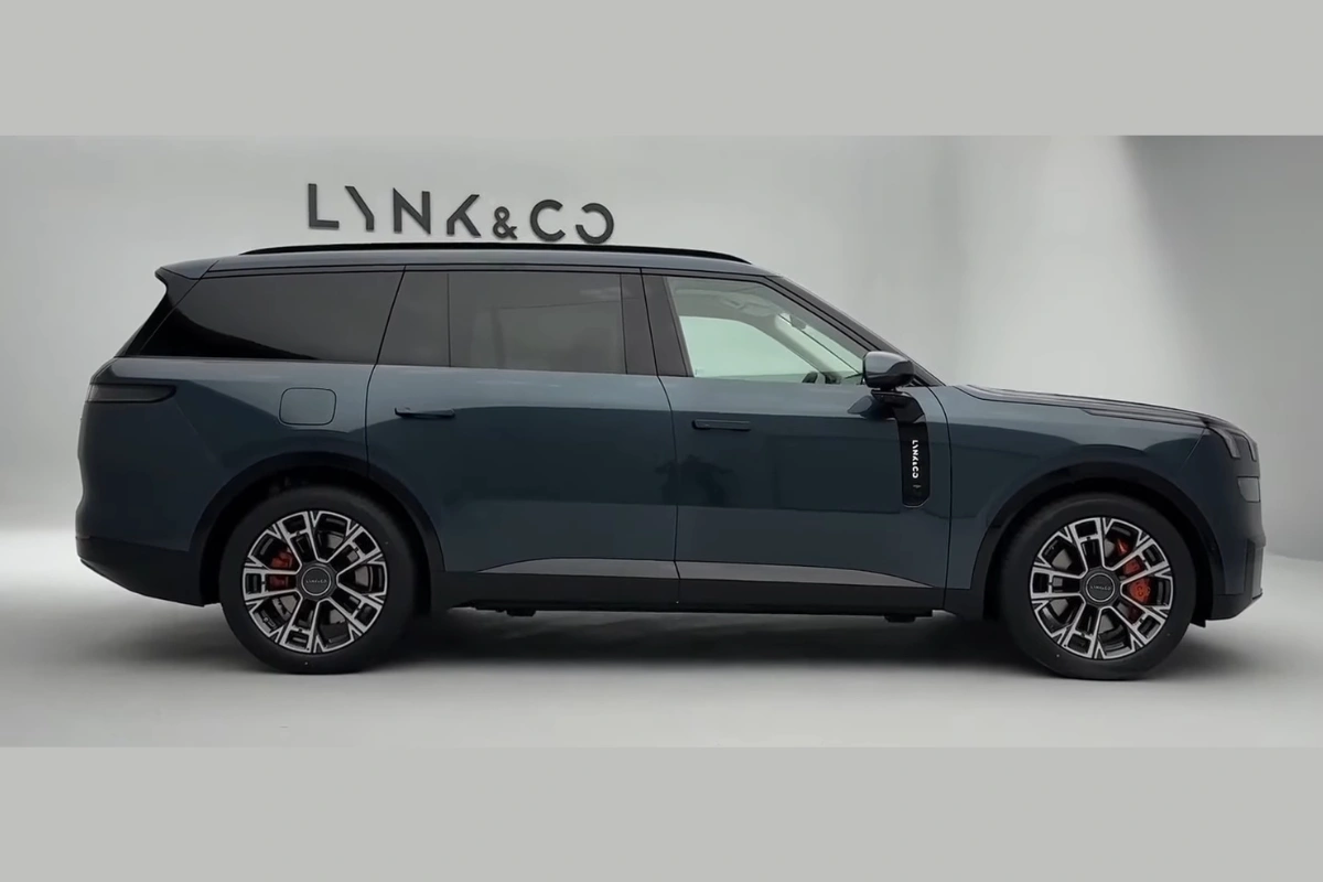 Zijaanzicht van de Lynk & Co 900 SUV in blauwgrijze kleur met zijn volledige lengte en onderscheidend wielontwerp