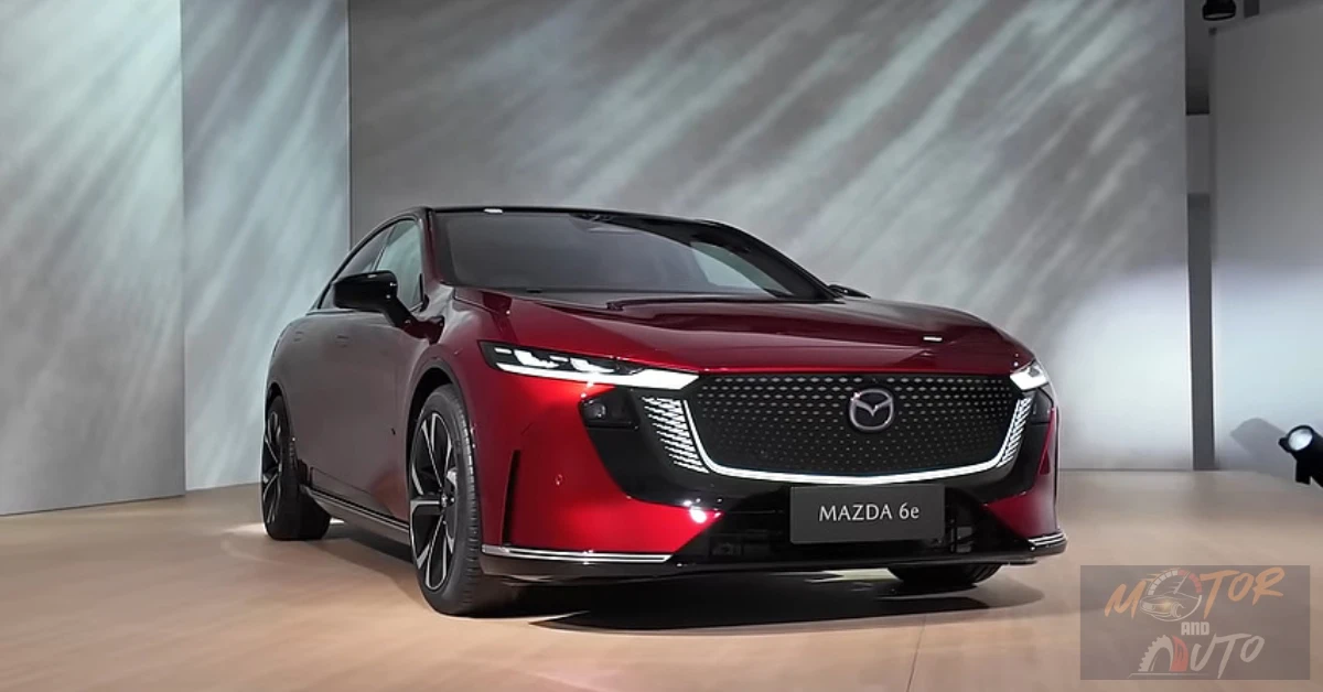 Laag perspectief benadrukt de gedurfde voorkant en premium uitstraling van de Mazda 6e