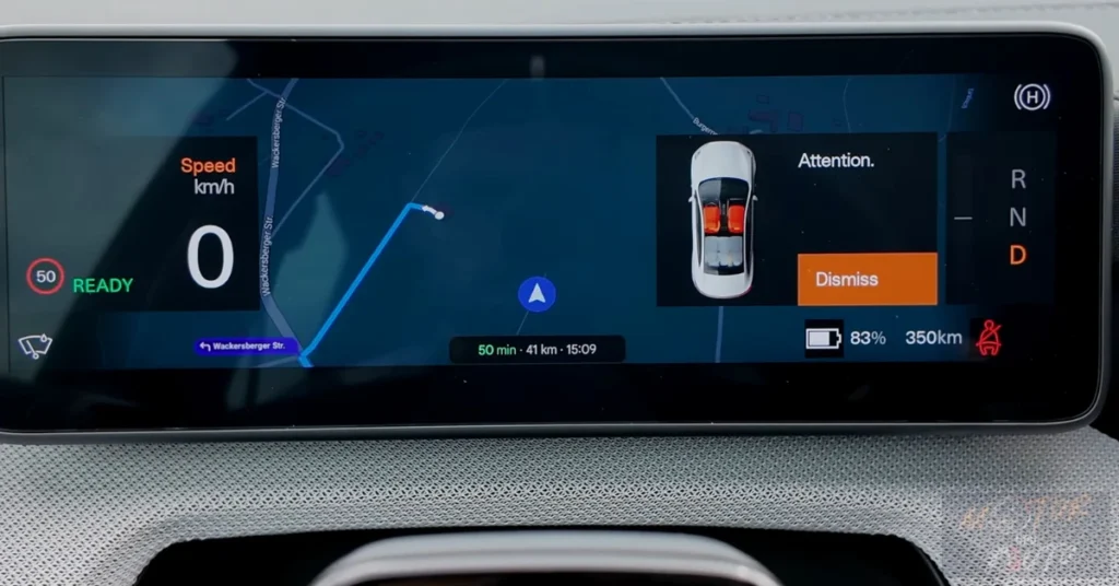 Digitaal instrumentenpaneel met navigatie- en voertuigstatusinformatie