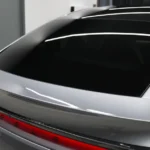 Detailopname van het panoramische glazen dak van de Model Y met verbeterde zonwering en strakke integratie met carrosseriedelen