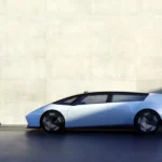Profielstudie van de Honda 0 Saloon met zijn strakke lijnen en aerodynamisch design tegen geometrische betonnen achtergrond