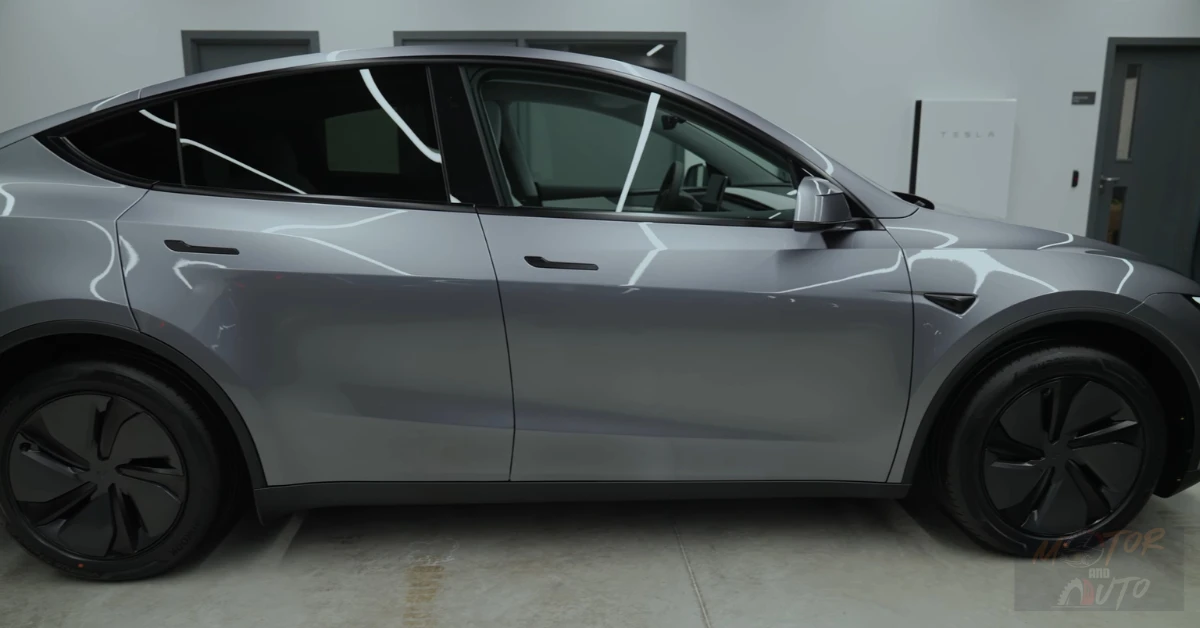 Volledig zijaanzicht van de Tesla Model Y met nadruk op de gestroomlijnde proporties en nieuwe aerodynamische wielen