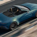 De nieuwe Vantage Roadster in beweging, met demonstratie van de open rijervaring met het snelst werkende convertible dak in zijn klasse