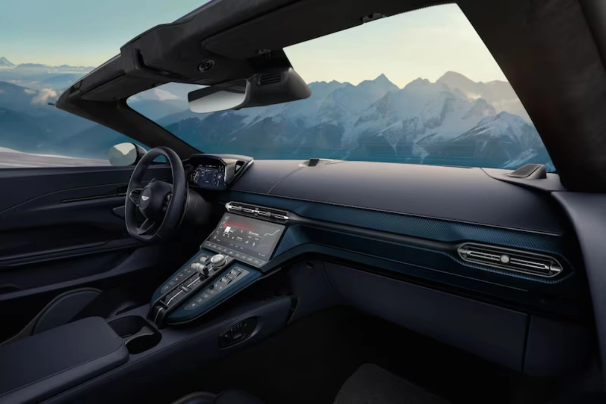 Het opvallende frontaanzicht van de Vantage Roadster met zijn vergrote karakteristieke grille en geavanceerde LED-koplamptechnologie