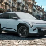 Witte 2025 Kia EV3 elektrische SUV voor-driekwart hoek op kasseienstraat met historische Europese architectuur, met kenmerkende LED-koplampen