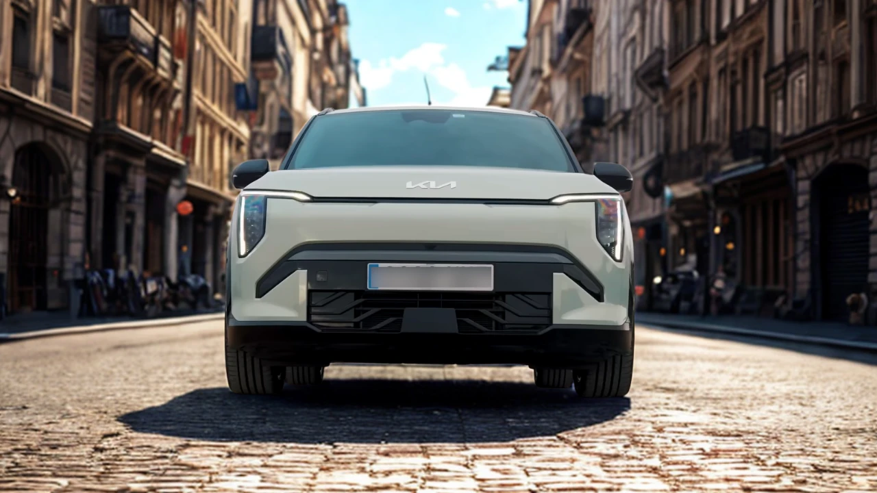 Frontaal vooraanzicht van witte 2025 Kia EV3 elektrische SUV op kasseienstraat met historische gebouwen, volledige voorgevel en KIA-grille ontwerp