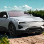Witte 2025 Polestar 3 elektrische SUV voor-driekwart aanzicht in veld met gele wilde bloemen onder blauwe hemel