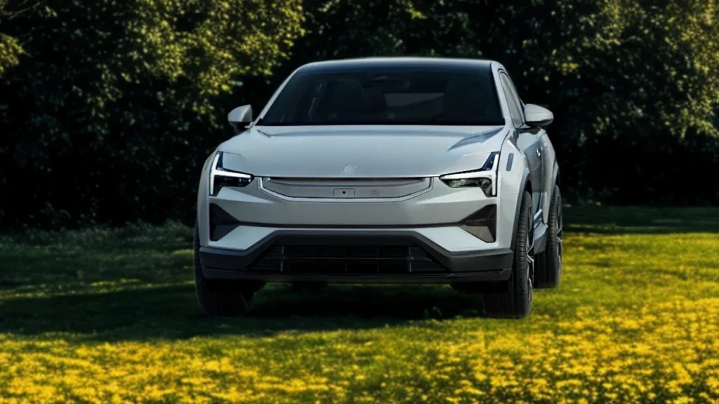 Witte 2025 Polestar 3 elektrische SUV vooraanzicht geparkeerd in park met groene bomen en gouden herfstbladeren op de achtergrond