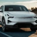 Witte 2025 Polestar 3 elektrische SUV vooraanzicht op snelweg met vangrails en bomen tijdens zonsondergang gouden uur
