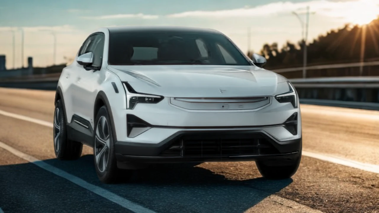 Witte 2025 Polestar 3 elektrische SUV vooraanzicht op snelweg met vangrails en bomen tijdens zonsondergang gouden uur