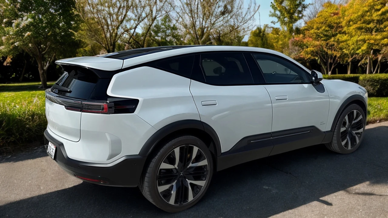 Witte 2025 Polestar 3 elektrische SUV zijaanzicht in herfstparkomgeving met kleurrijk herfstgebladerte en bomen