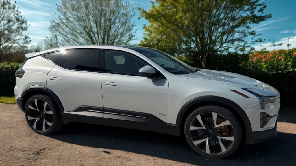 Witte 2025 Polestar 3 elektrische SUV zijprofielaanzicht in lente-omgeving met groen gras en bloeiende planten