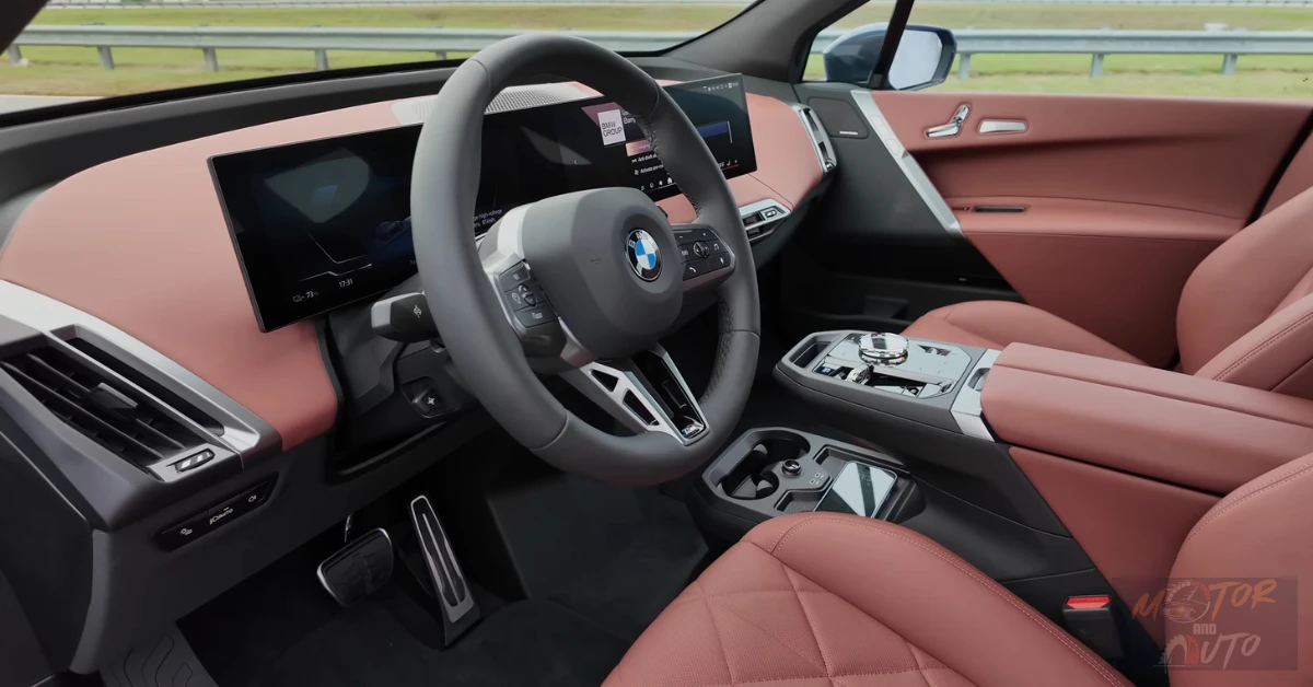 Interieur dashboard-aanzicht van de 2026 BMW iX met roze lederen bekleding en curved display