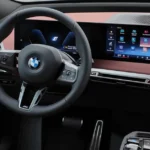 Detailaanzicht van het curved display en middenconsole van de 2026 BMW iX