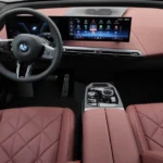 Volledig interieuroverzicht van de 2026 BMW iX met dashboard en stoelen