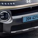 Vooraanzicht detail met LED-koplampen en Hyundai-embleem op zwart grille paneel