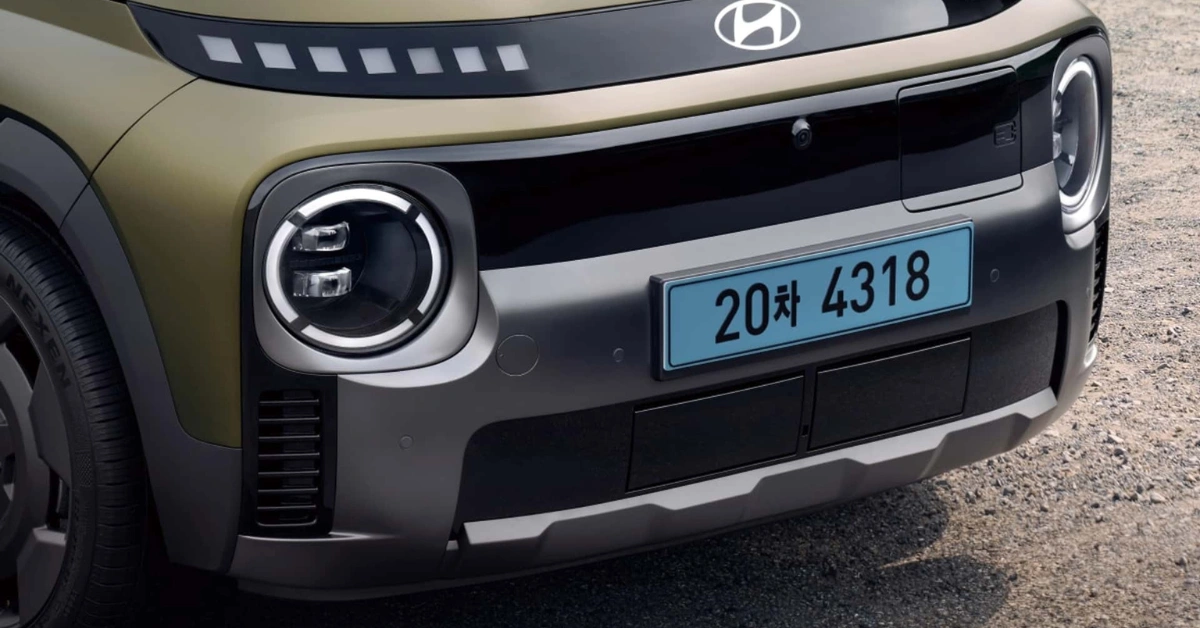 Vooraanzicht detail met LED-koplampen en Hyundai-embleem op zwart grille paneel