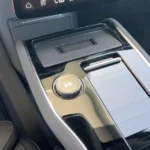 Opbergruimte in de middenconsole met geïntegreerd draadloos oplaadstation