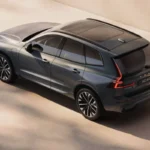 Hoog achter-driekwart aanzicht met het dynamische silhouet en design elementen van de XC60