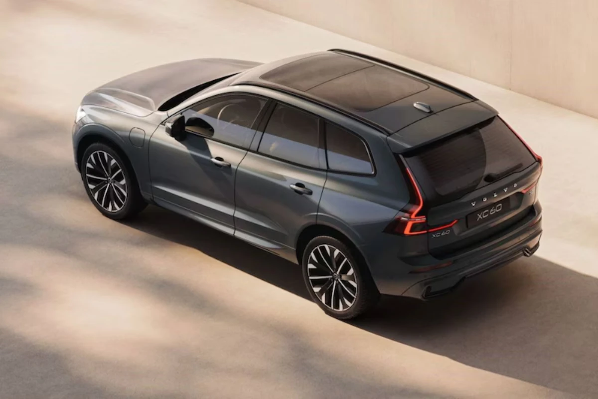 Hoog achter-driekwart aanzicht met het dynamische silhouet en design elementen van de XC60