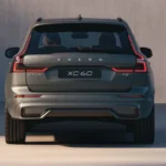 Recht achteraanzicht met de LED-achterlichten en T8-badge van de XC60