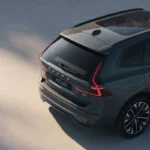 Achter-driekwart aanzicht van de XC60 met nieuwe LED-achterlichten en T8 AWD hybride badge