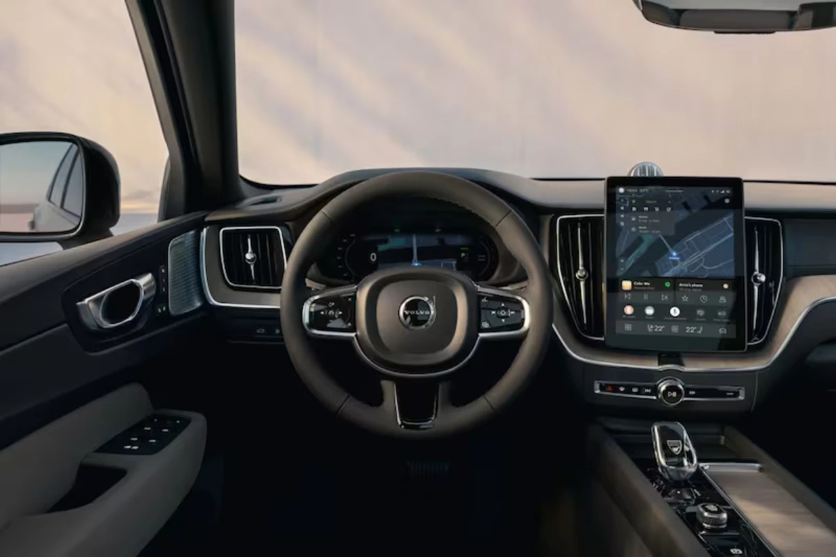 Bestuurdersperspectief van de XC60 cockpit met stuurwiel, meters en centraal display